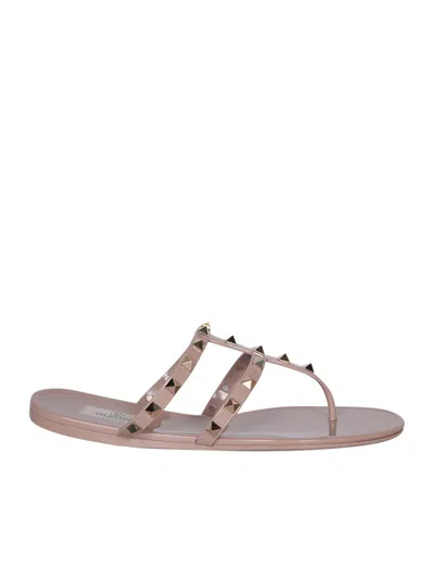 Valentino Garavani Rockstud Rubber Thong Sandals In Pink