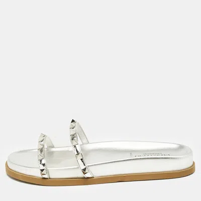 Pre-owned Valentino Garavani Silver Leather And Pvc Rockstud Flat Slides Size 37