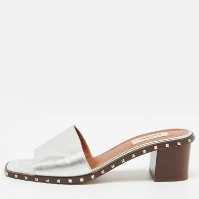 Pre-owned Valentino Garavani Soul Rockstud Size 38 Silver Leather Slide Sandals