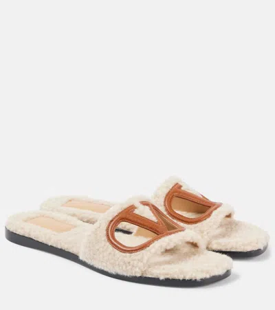 Valentino Garavani Pantoletten Vlogo Signature Aus Faux Shearling In Beige