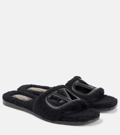 Valentino Garavani Pantoletten Vlogo Signature Aus Faux Shearling In Schwarz