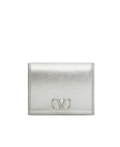 Valentino Garavani Vlogo Signature Metallic Grainy Calfskin Compact Wallet In Gray