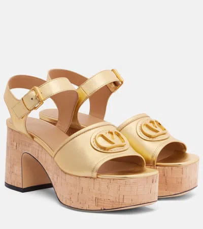 Valentino Garavani Plateausandalen Vlogo Aus Metallic-leder In Gold