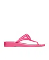 Valentino Vlogo Signature Rubber Thong Sandals In Pink