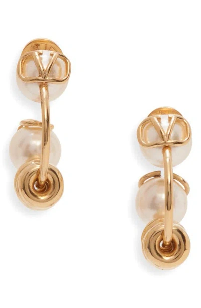 Valentino Garavani Vlogo Signature Imitation Pearl Huggie Hoop Earrings In 0o3 Oro 18/ Cream