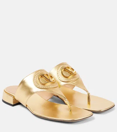 Valentino Garavani Sandalen Vlogo Signature Aus Metallic-leder In Gold