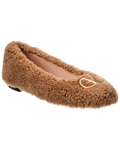 Valentino Garavani Valentino Vlogo Signature Shearling Ballet Flat In Gold