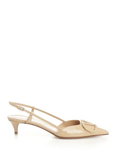 Valentino Garavani Vlogo Signature Slingback Pump In Patent Leather Scarpe Basse Beige
