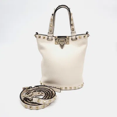 Pre-owned Valentino Garavani White Leather Rockstud Bucket Tote And Shoulder Bag