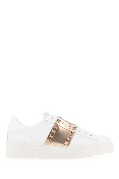 Valentino Garavani White Leather Rockstud Untitled Sneakers With Gold Rose Band In Biancoramebianco
