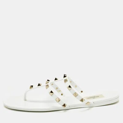 Pre-owned Valentino Garavani White Rubber Rockstud Thong Flats Size 39