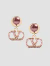 Valentino 브이로고 시그니처 메탈 펄 스와로브스키® 크리스털 이어링 In Gold