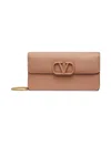 Valentino Garavani Women's Vlogo Signature Grainy Calfskin Wallet With Chain In Brown