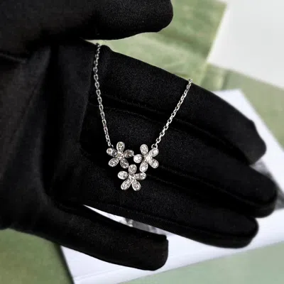 Pre-owned Van Cleef & Arpels 18k White Gold And Diamond Socrate 3 Flower Pendant Necklace
