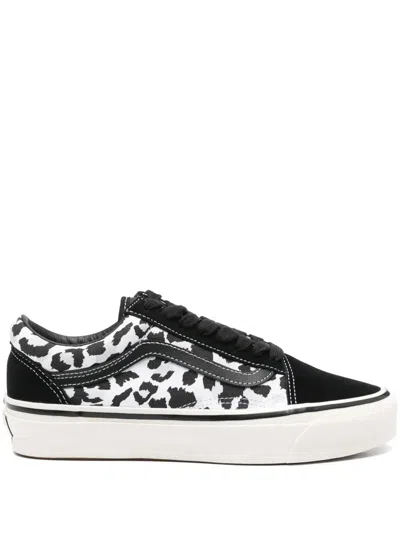 Vans Old Skool Sneakers In 黑色