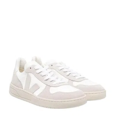 Veja Classic Casual Sneakers In White