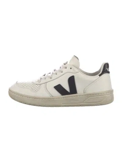 Pre-owned Veja Leather Sneakers In White