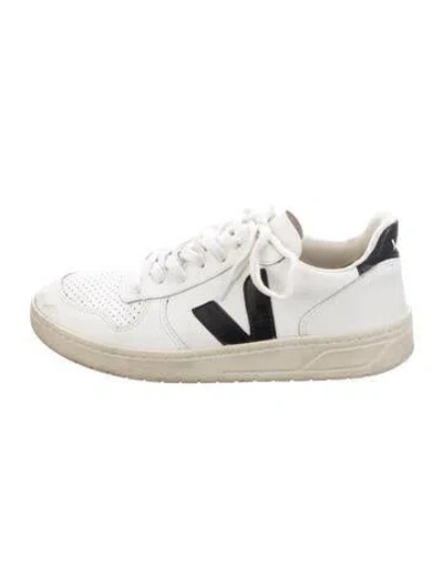 Pre-owned Veja Leather Sneakers In White