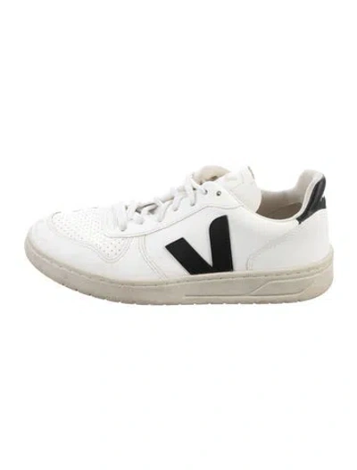 Pre-owned Veja Leather Sneakers In White