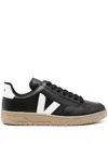 Veja Classics Leather Sneaker In 黑色