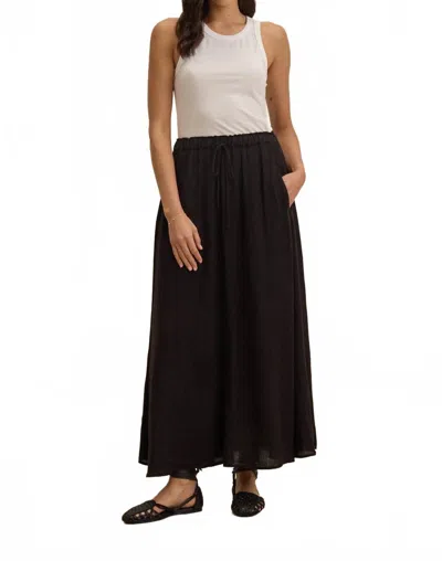 Velvet By Graham & Spencer Amber Linen Short In Black In Multi