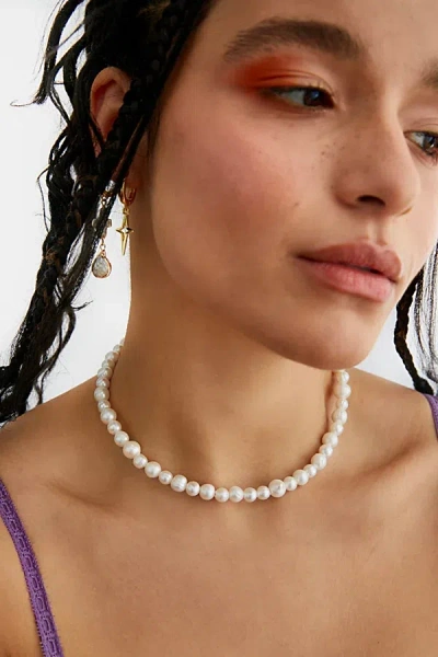 Velvet Luna Elizabeth Freshwater Pearl Necklace In White, Women's At Urban Outfitters