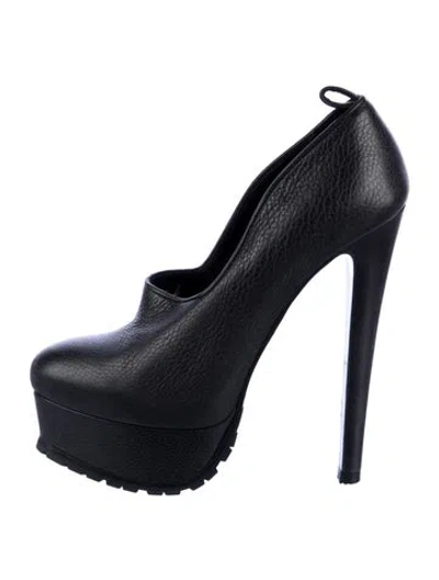 Pre-owned Vera Wang Leather Pumps In Black
