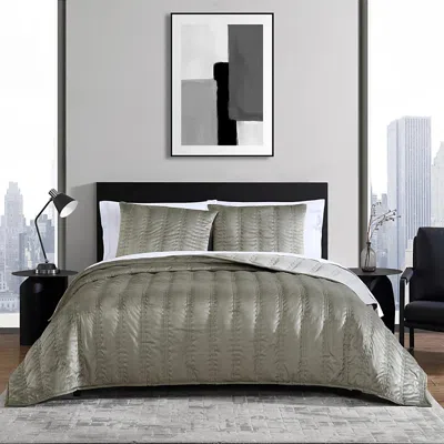 Vera Wang Velvet Linear Stitch 3 Piece Quilt Set, King In Silver Leaf