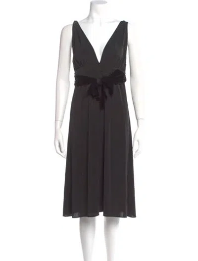 Pre-owned Vera Wang V-neck Knee-length Dress In Gray