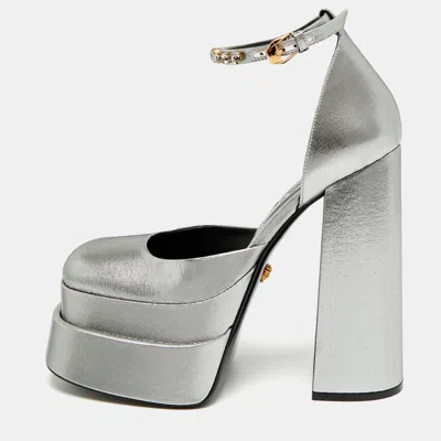 Pre-owned Versace Aevitas Size 38.5 Silver Lurex Fabric Double Platform Pumps