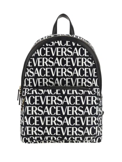 Versace Allover Logo Printed Zipped Backpack In V Nero/bianco/oro