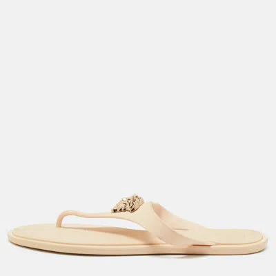 Pre-owned Versace Cream Rubber Alia Thong Flat Slides Size 38.5 In White