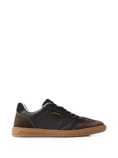 Versace Greca Court Baskets En Cuir Nappa Et Daim In Brown