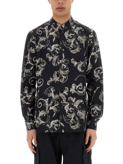 VERSACE JEANS COUTURE VERSACE JEANS COUTURE BAROQUE OUTLINE PRINT SHIRT
