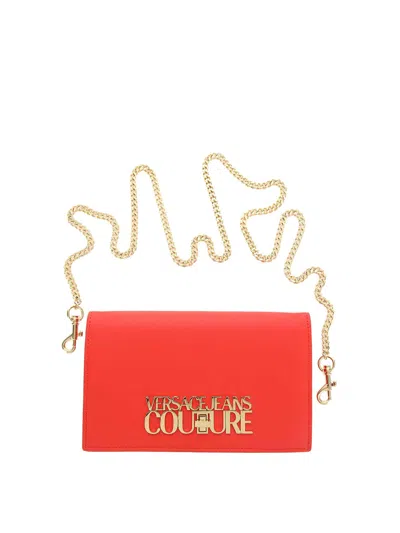 Versace Jeans Couture Logo Lock Wallet On Chain In Rojo