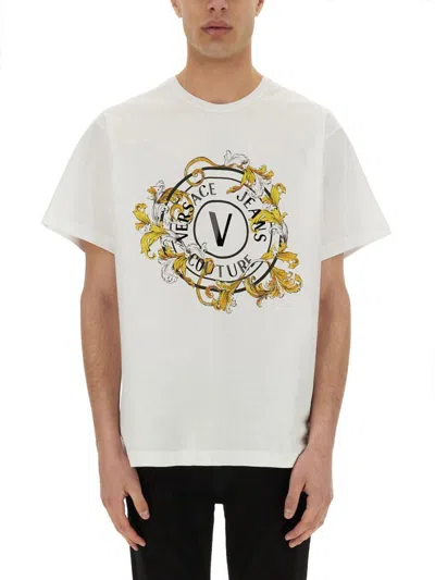 VERSACE JEANS COUTURE VERSACE JEANS COUTURE T-SHIRT V-EMBLEM OUTLINE BAROQUE