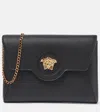 Versace La Medusa Leather Wallet On Chain In Nero-oro