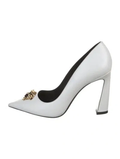 Pre-owned Versace Leather Chain-link Accents Pumps In White