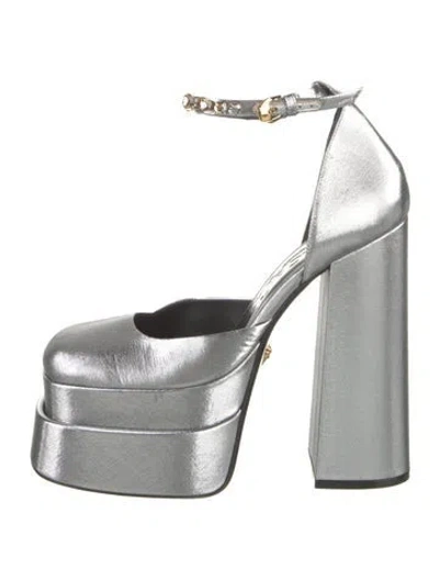 Pre-owned Versace Leather Crystal Embellishments D'orsay Pumps In Silver