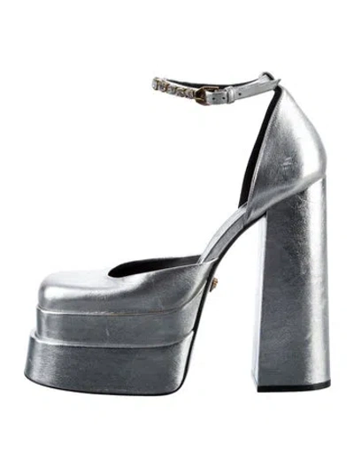 Pre-owned Versace Leather Crystal Embellishments D'orsay Pumps In Silver