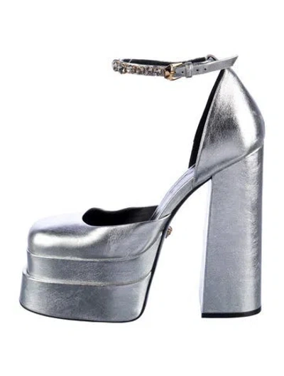 Pre-owned Versace Leather Crystal Embellishments D'orsay Pumps In Silver
