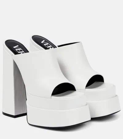 Versace Plateau-pantoletten Aus Leder In Bianco Ottico - Oro