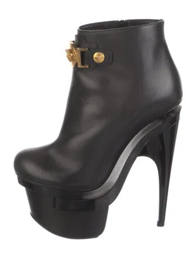 Pre-owned Versace Leather Pumps In Black