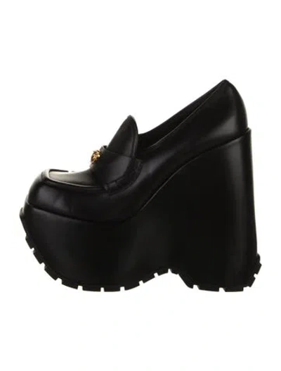 Pre-owned Versace Leather Pumps In Black