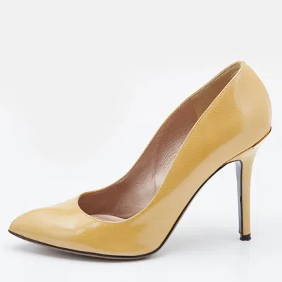 Versace Light Yellow Patent Leather Pointed Toe Pumps In Nude