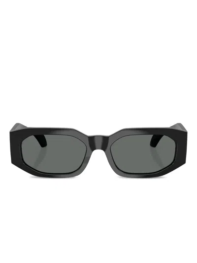 Versace Sonnenbrille Mit Logo-detail In Black
