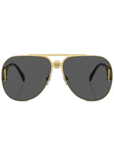 Versace Pilotenbrille Mit Logo-schild In Gold