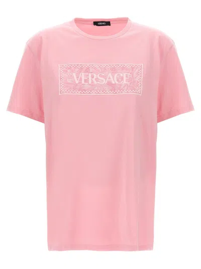 Versace Barocco Logo棉质平纹针织t恤 In Pink