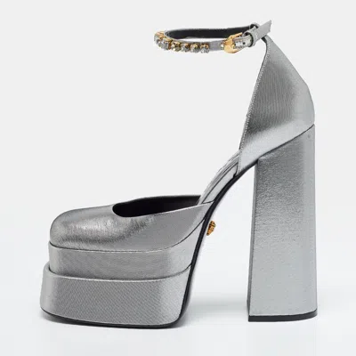 Pre-owned Versace Medusa Aevitas Size 39 Silver Lurex Fabric Double Platform Pumps