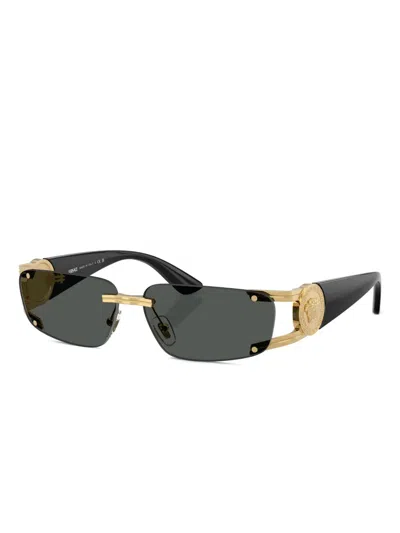 Versace Medusa Honor Lunettes Soleil Rectangulaires In Gold